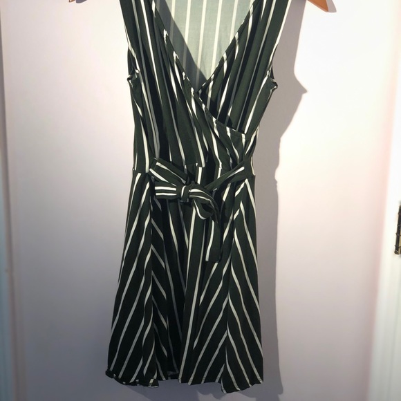 🌻 Green stripped dress with front tie🌻 - Picture 2 of 4